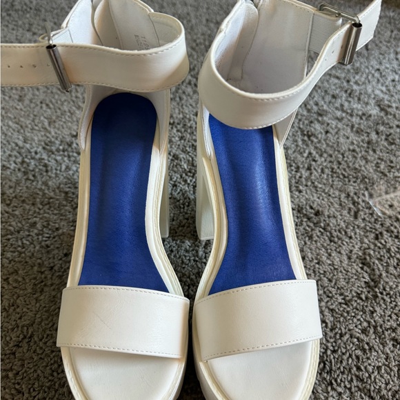 Beautiful Never been worn heels - Picture 2 of 4